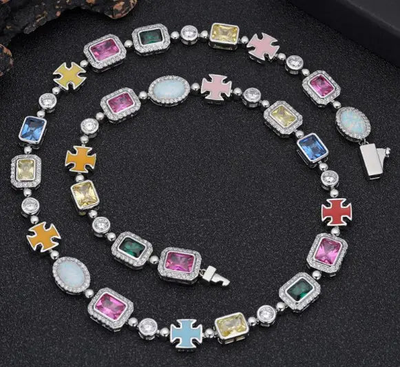 Collar de piedras preciosas chapado en oro